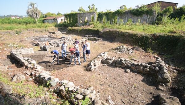 Сухумскую крепость расчистили, раскопали: студенты ищут артефакты - Sputnik Абхазия