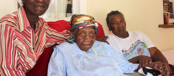 Вайолет Мосс Браун (в центре), 16 апреля 2017 года Вайолет Мосс Браун (в центре), 16 апреля 2017 года - Sputnik Абхазия