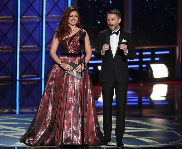 Дебра Мессинг и Крис Хардвик вручают награду за выдающуюся женскую роль в комедийном сериале - Sputnik Абхазия