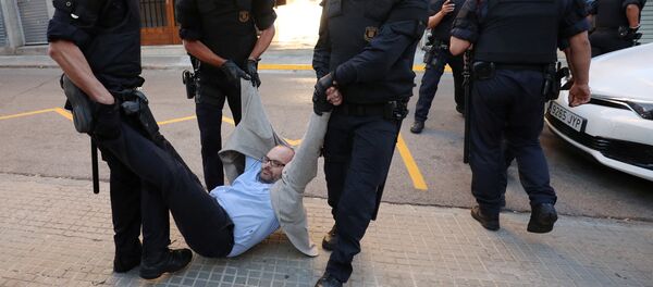 В Испании задержали 12 человек за подготовку референдума в Каталонии В Испании задержали 12 человек за подготовку референдума в Каталонии - Sputnik Абхазия