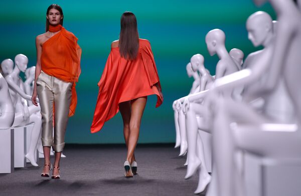 Модель на показе Ulises Merida во время Недели моды в Мадриде - Sputnik Абхазия