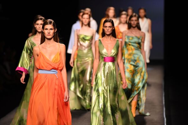 Модели на показе Menchen Tomas' Spring/Summer 2018 во время Недели моды в Мадриде - Sputnik Абхазия