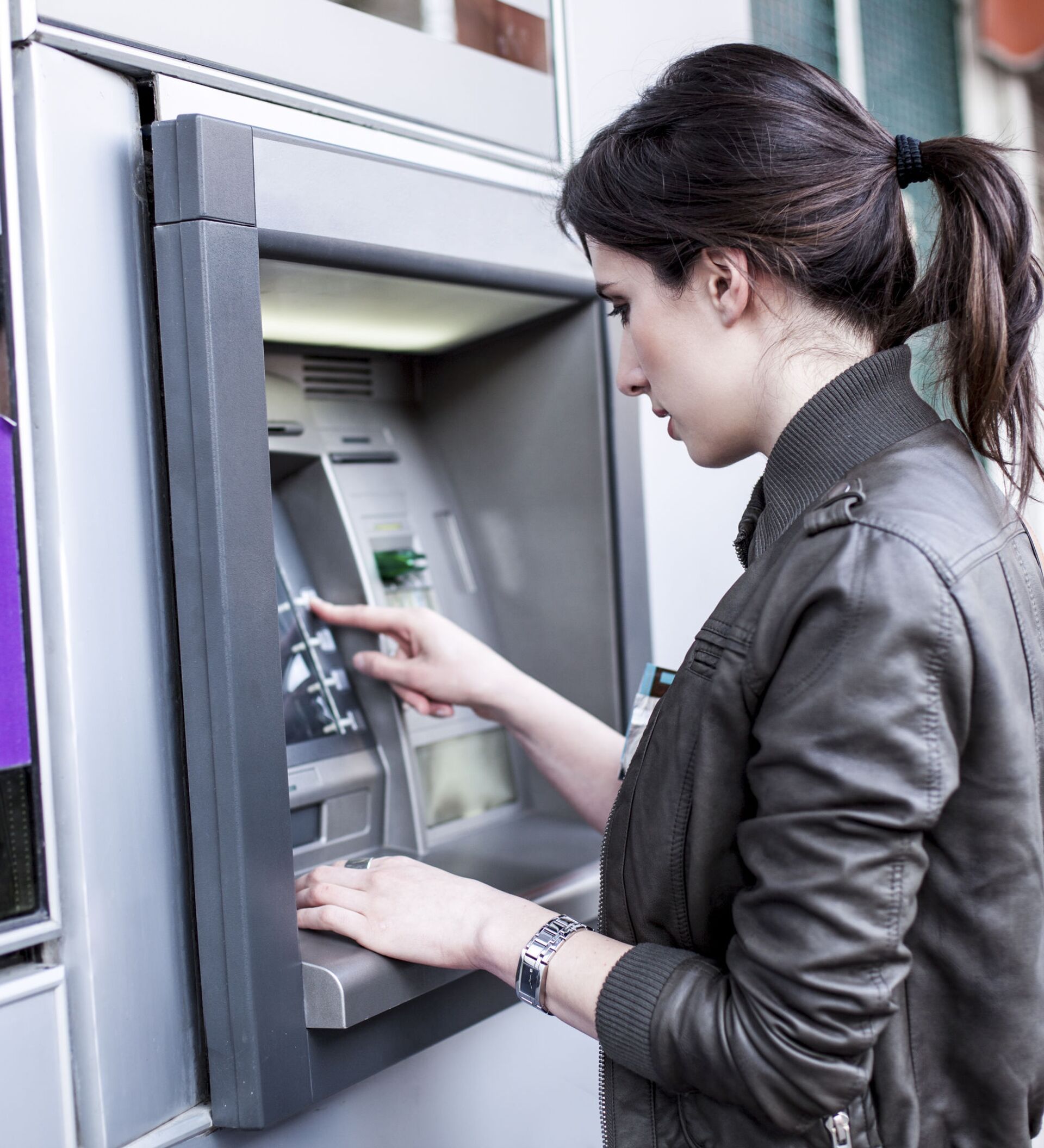 Снятие денег с телефона. Банкомат. Человек у банкомата. Женщина у банкомата. Банкомат (ATM).
