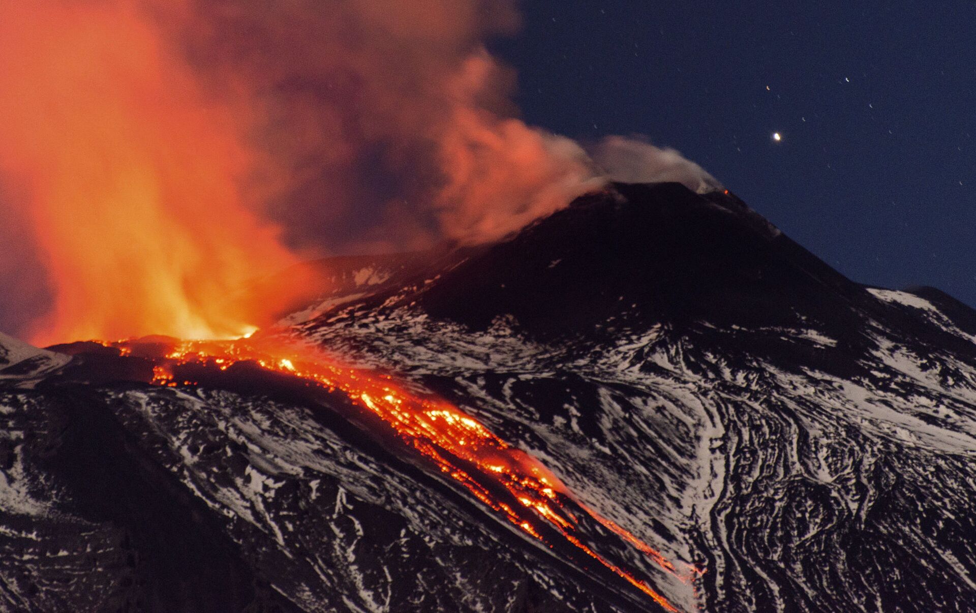 Действует ли вулкан этна. Вулкан Этна в Италии. Этна Сицилия. Самый большой вулкан Этна. Сицилия вулкан лава.