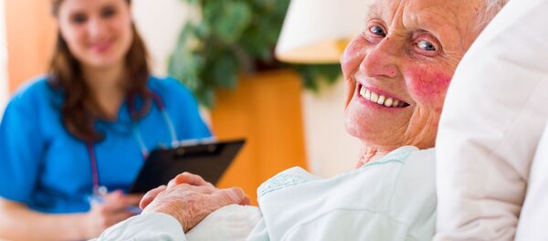 Старая женщина в больничной палате Старая женщина в больничной палате - Sputnik Абхазия