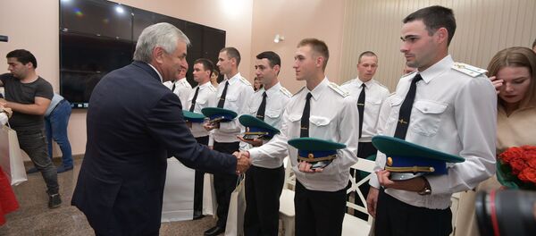 Встреча Рауля Хаджимба с молодыми офицерами погранслужбы РФ - Sputnik Абхазия