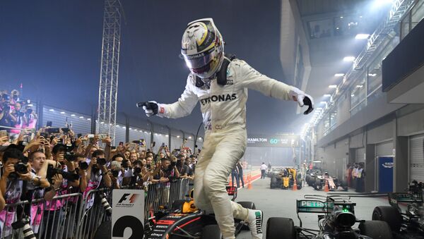 Британский водитель Mercedes Льюис Хэмилтон отмечает победу в Гран-при Формулы-1 в Сингапуре - Sputnik Абхазия