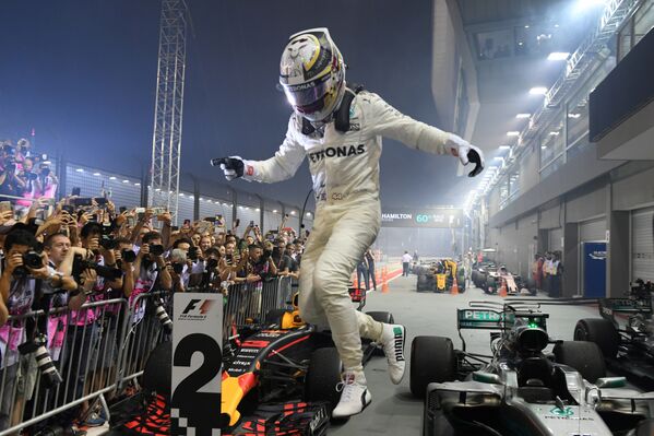 Британский водитель Mercedes Льюис Хэмилтон отмечает победу в Гран-при Формулы-1 в Сингапуре - Sputnik Абхазия