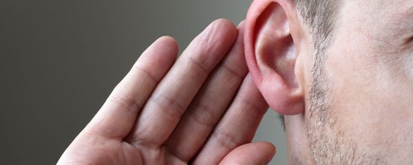 Мужчина держит руку у уха - Sputnik Абхазия