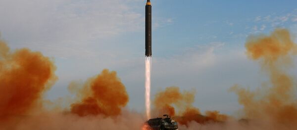 Запуск баллистической ракеты Hwasong-12 в КНДР Запуск баллистической ракеты Hwasong-12 в КНДР - Sputnik Абхазия