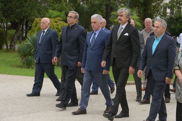 Возложение цветов в Парке Славы в честь освобождения Сухума - Sputnik Абхазия