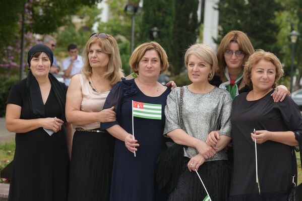 Возложение цветов в Парке Славы в честь освобождения Сухума - Sputnik Абхазия