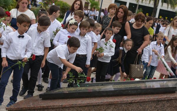 Возложение цветов в Парке Славы в честь освобождения Сухума - Sputnik Аҧсны
