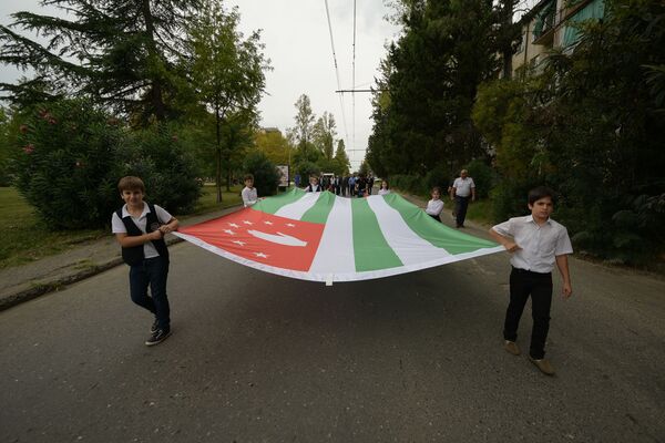 Поднятие государственного флага Республики Абхазия в Новом районе - Sputnik Абхазия