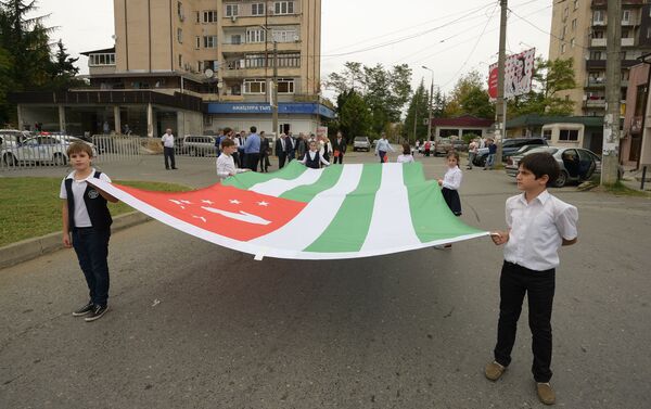 Поднятие государственного флага республики Абхазия на Новом районе - Sputnik Аҧсны