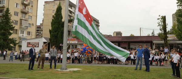 Поднятие государственного флага республики Абхазия на Новом районе - Sputnik Абхазия