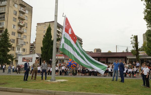 Поднятие государственного флага республики Абхазия на Новом районе - Sputnik Аҧсны