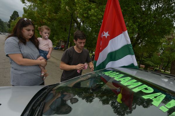 Участники автопробега раскрасили свои автомобили в национальную символику - Sputnik Абхазия