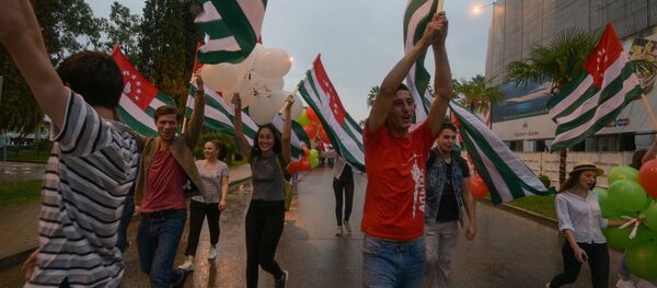 Завершение автопробега возложение цветов в парке Славы и пеший проход с флагом по набережной Завершение автопробега возложение цветов в парке Славы и пеший проход с флагом по набережной - Sputnik Абхазия