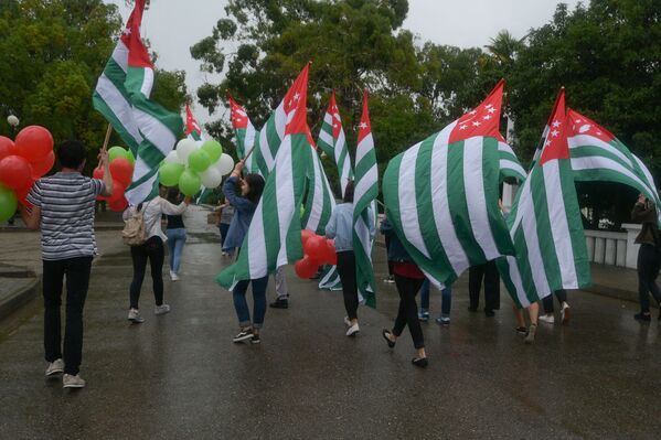 Шествие по набережной было приурочено ко Дню освобождения Сухума - Sputnik Абхазия