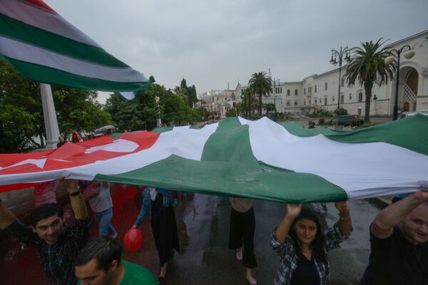 Праздничное шествие завершилось на площади Драматического тетра Абхазии - Sputnik Абхазия