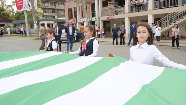 Гимн и кони: над Новым районом подняли абхазский флаг - Sputnik Абхазия
