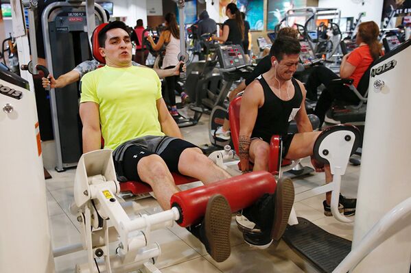 Мужчины тренируются в фитнес-центре в Вина-дель-Мар, Чиле. - Sputnik Абхазия