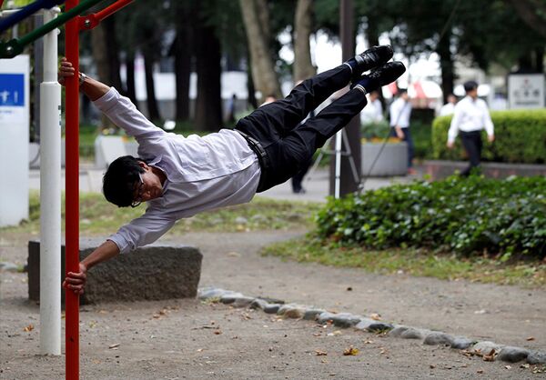 Японцы как всегда самые странные - занятия фитнесом в обеденный перерыв в Токио, Япония. - Sputnik Абхазия