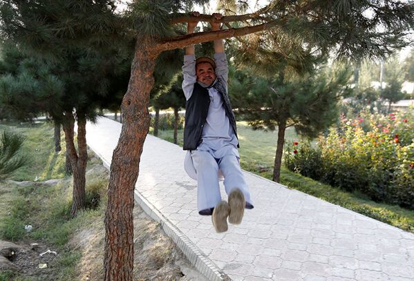 Не во всех странах есть такие обустроенные спортивные площадки, но любителей фитнеса это не останавливает. Кабул, Афганистан. - Sputnik Абхазия