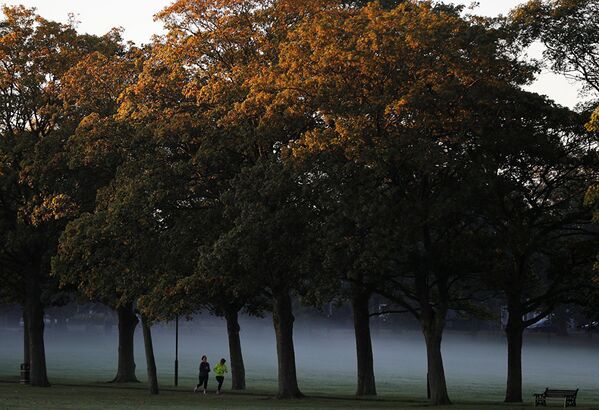 Женщины бегут туманным утром в Парке Виктории в Лестере, Великобритания. - Sputnik Абхазия