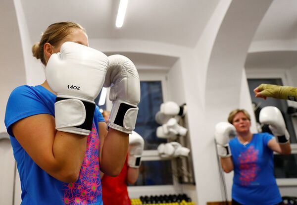 Женщины разогреваются во время тренировки в боксерском клубе BackYard в Вене, Австрия. Тоже фитнес. - Sputnik Абхазия