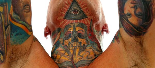 Мужчина посещает занятия йогой в центре бикрам-йоги в Будапеште, Венгрия. Мужчина посещает занятия йогой в центре бикрам-йоги в Будапеште, Венгрия. - Sputnik Абхазия