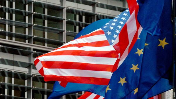 Флаги США и Евросоюза перед зданием Еврокомиссии в Брюсселе - Sputnik Абхазия