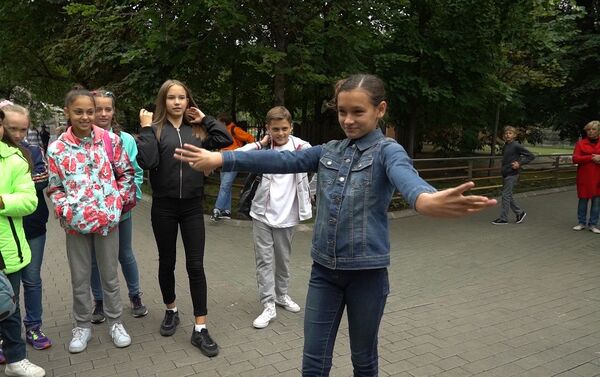 Солисты дуэта Непара посетили зоопарк вместе  с участниками Ты супер! Танцы - Sputnik Аҧсны