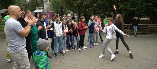 Солисты дуэта Непара посетили зоопарк вместе с участниками Ты супер! Танцы - Sputnik Аҧсны