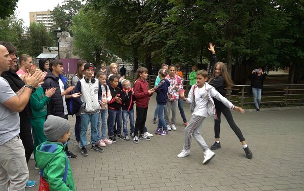 Солисты дуэта Непара посетили зоопарк вместе с участниками Ты супер! Танцы - Sputnik Аҧсны