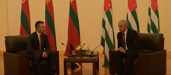 Официальная встреча и неофициальный кофе: как прошел день президента ПМР в Абхазии - Sputnik Абхазия