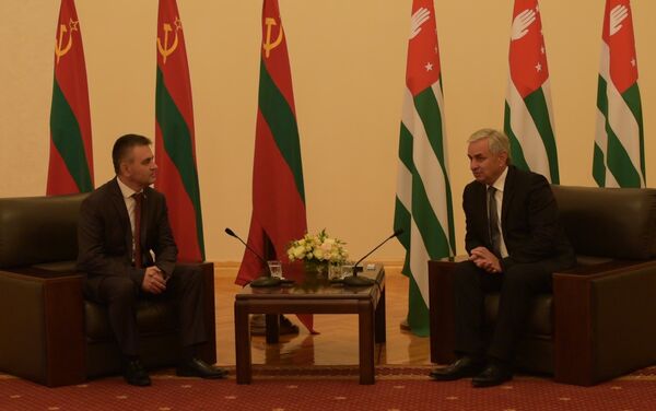 Официальная встреча и неофициальный кофе: как прошел день президента ПМР в Абхазии - Sputnik Аҧсны
