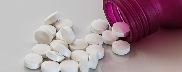 Белые таблетки в бутыльке Белые таблетки в бутыльке - Sputnik Абхазия