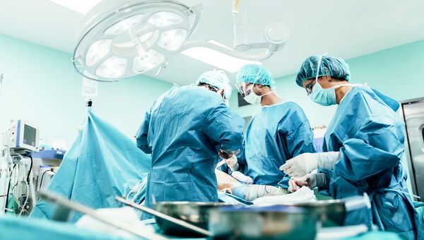 Медицинские работники во время операции в больнице - Sputnik Абхазия