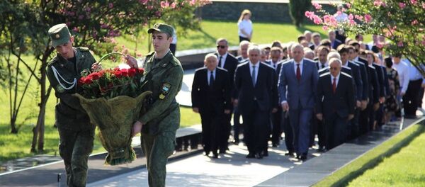 Возложение цветов к мемориалу Владислава Ардзинба Возложение цветов к мемориалу Владислава Ардзинба - Sputnik Абхазия