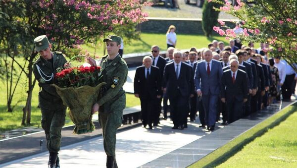 Возложение цветов к мемориалу Владислава Ардзинба - Sputnik Абхазия