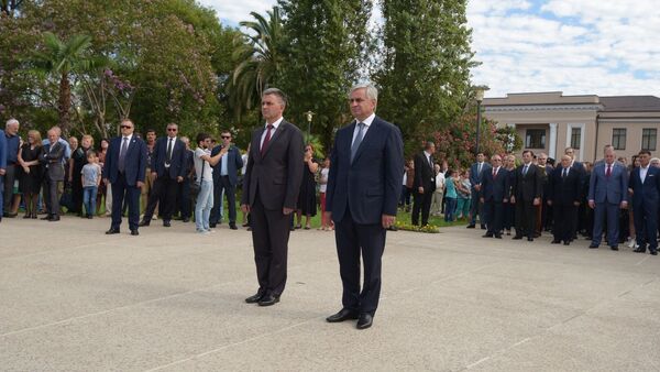 Президент Республики Абхазия Рауль Хаджимба принял участие в церемонии возложения цветов к Мемориалу в Парке Боевой Славы - Sputnik Абхазия