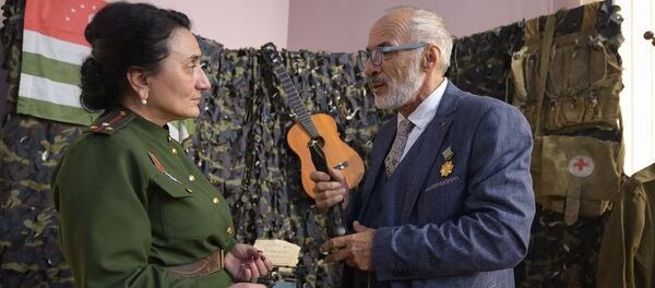 Передача ремня Баталом Кобахия музею Боевой Славы Передача ремня Баталом Кобахия музею Боевой Славы - Sputnik Абхазия