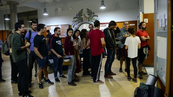 ранним утром каталонцы встали в очередь на выборы о независимости - Sputnik Абхазия