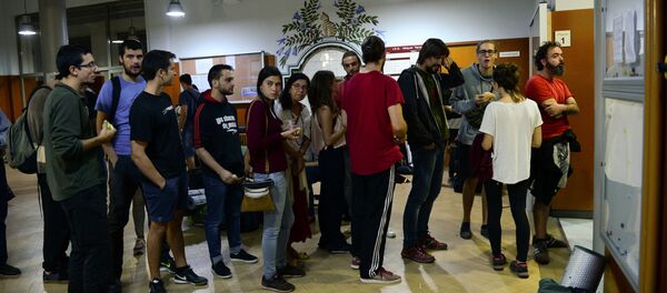 ранним утром каталонцы встали в очередь на выборы о независимости ранним утром каталонцы встали в очередь на выборы о независимости - Sputnik Абхазия