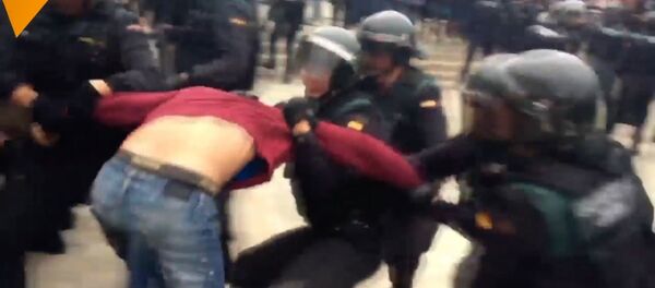 В Каталонии произошли стычки между полицией и сторонниками референдума В Каталонии произошли стычки между полицией и сторонниками референдума - Sputnik Абхазия