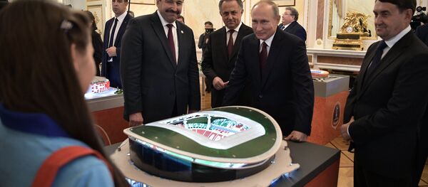 Президент РФ Владимир Путин во время осмотра выставки, посвящённой подготовке стадионов к ЧМ-2018 Президент РФ Владимир Путин во время осмотра выставки, посвящённой подготовке стадионов к ЧМ-2018 - Sputnik Абхазия