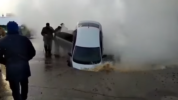Автомобиль сварился в бурлящей воде в Петропавловске - Sputnik Абхазия
