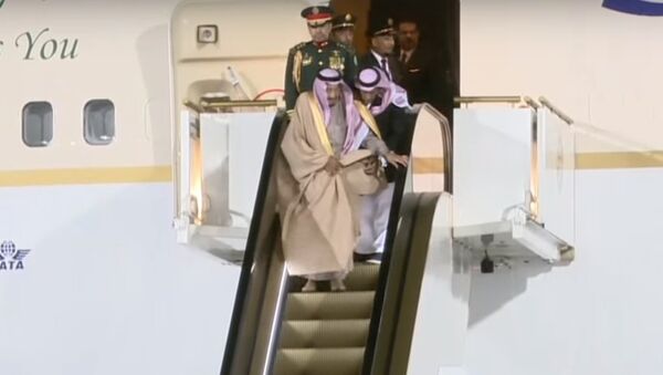У короля Саудовской Аравии в аэропорту заклинило золотой трап - Sputnik Абхазия